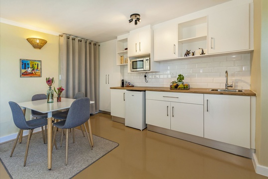R3 Zebra Apartment - Fully equipped self-catering kitchen